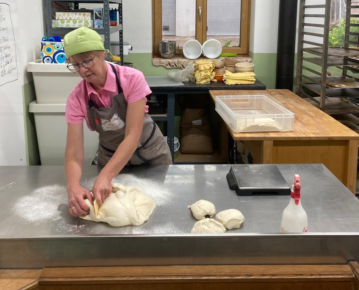 Daniela Huspek in der Küche beim Brotbacken