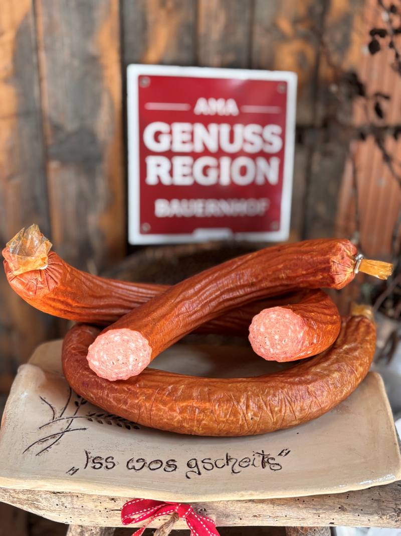 Jausenwurst auf Keramikbrett
