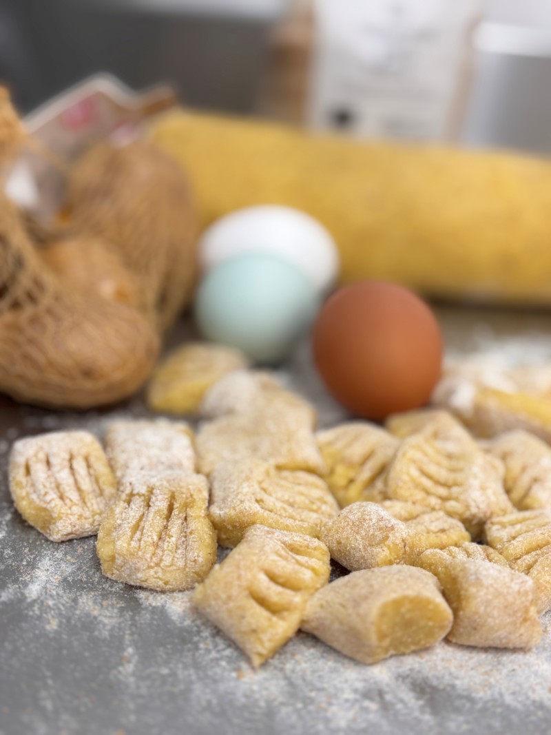 Gnocchi roh, mit Zutaten,